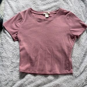 pink t shirt fits like a small